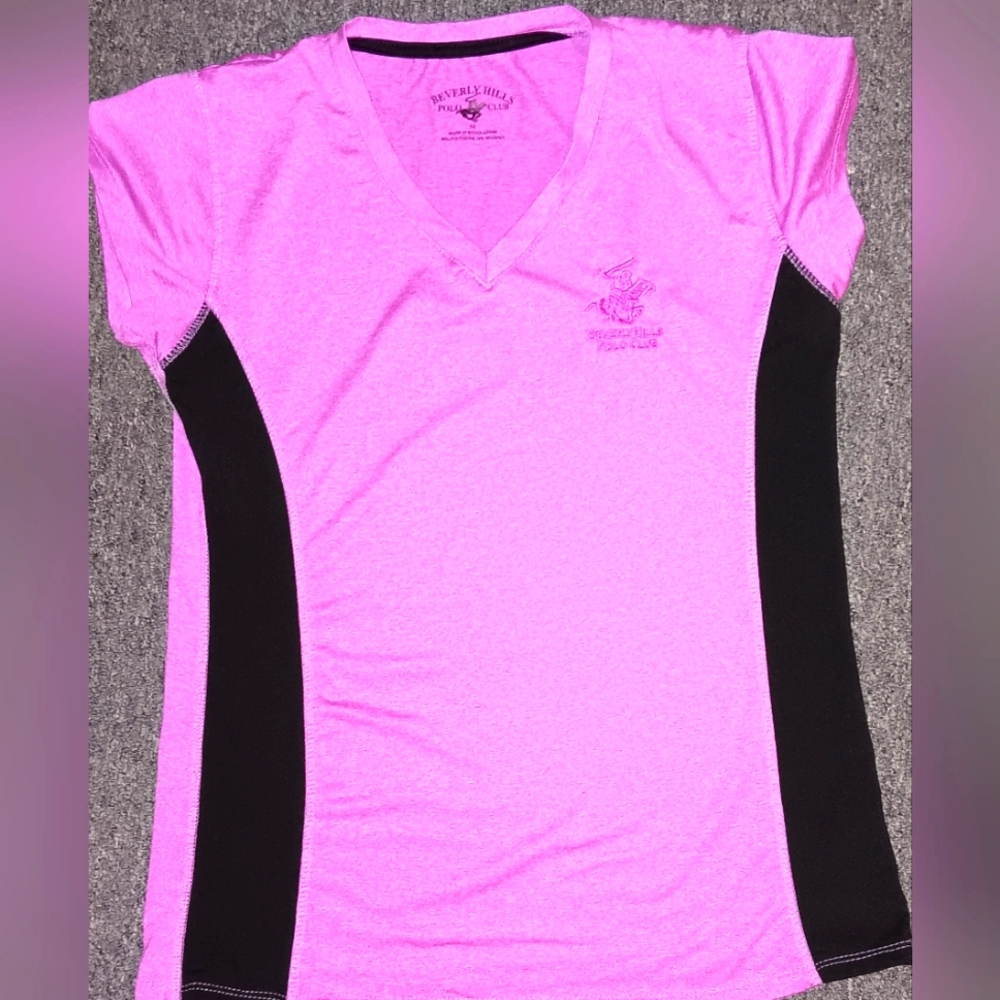 Fitted multicolored t-shirt with crew neck and cap sleeves.